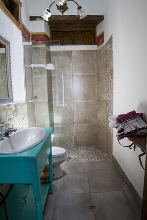 Dusche, kostenlose Toilettenartikel, Haartrockner, Handtücher