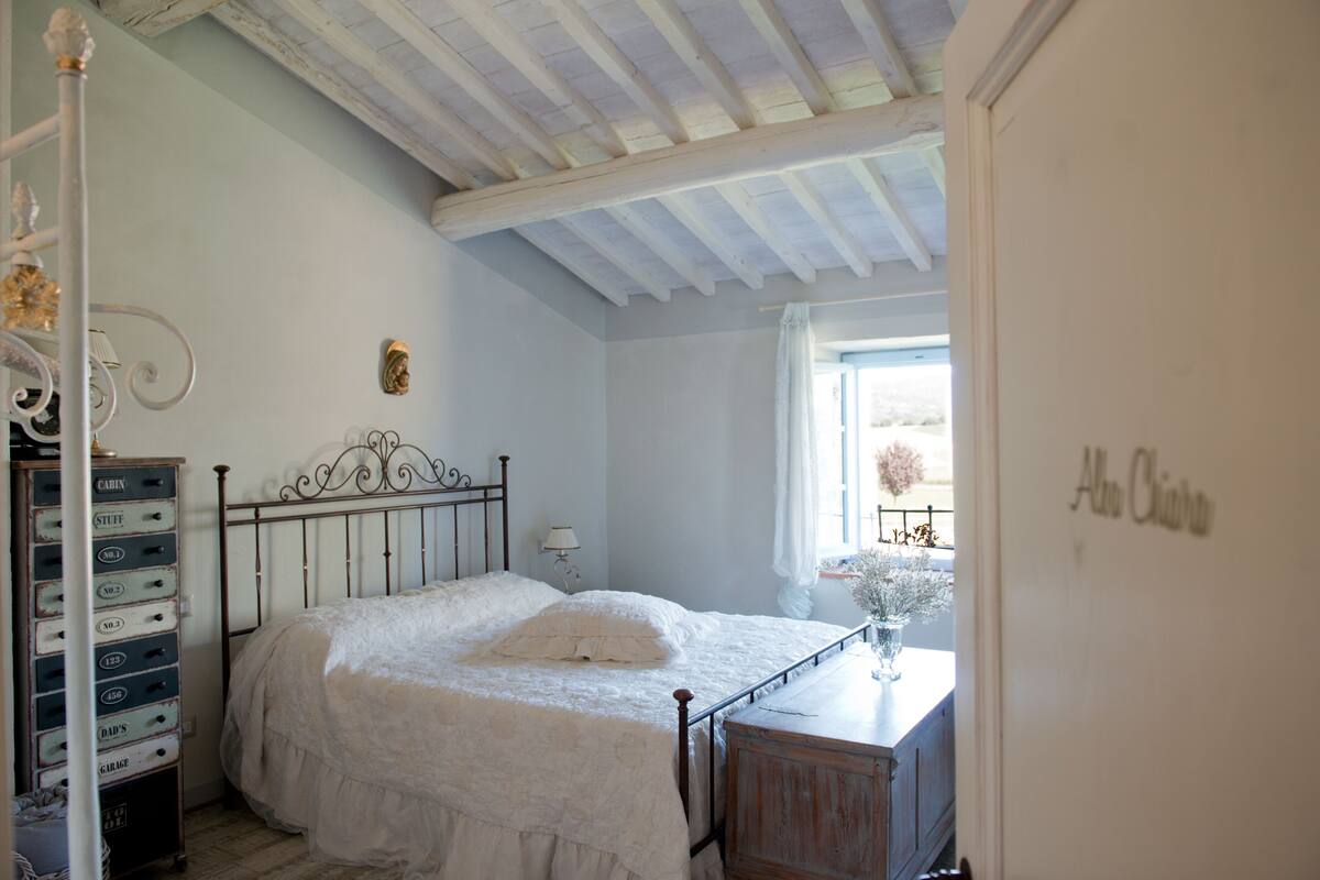 Une chambre à coucher comprenant un lit, une commode et une armoire avec des tiroirs étiquetés avec des numéros.