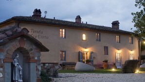 Un bâtiment doté d’une façade en pierre, de nombreuses fenêtres et d’une statue à l’entrée.