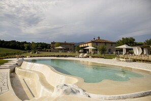 Piscine extérieure, parasols de plage, chaises longues