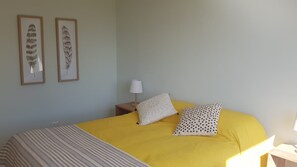 Familienapartment, 2 Schlafzimmer, Nichtraucher, eigenes Bad | 2 Schlafzimmer, Bügeleisen/Bügelbrett, kostenloses WLAN, Bettwäsche