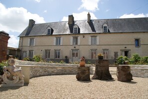 Courtyard - Chateau Le Colombier - Chambres d'hôtes (Carentan les Marais)