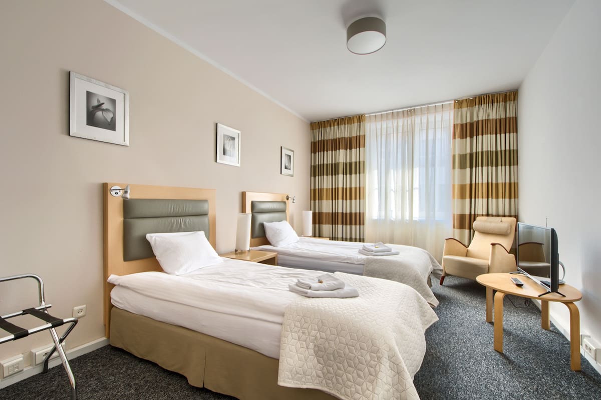 Classic Room (with shared bathroom) | Living area | 39-inch Smart TV with digital channels, TV, Netflix