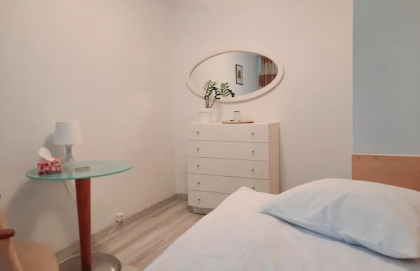 Economy Room, Shared Bathroom | Premium bedding, individually furnished, free WiFi, bed sheets