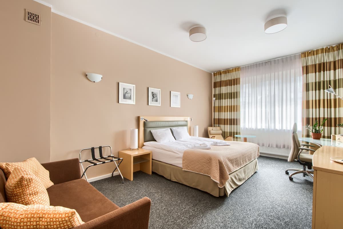 Grand kamer (with shared bathroom) | Woonruimte | Een 39-inch smart-tv met digitale zenders, televisie en Netflix