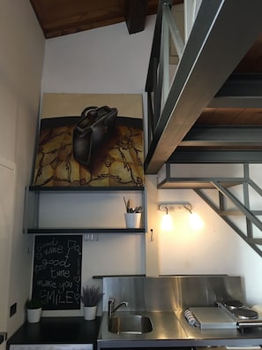 Basic-Studio | Eigene Kochnische | Kühlschrank, Mikrowelle, Ofen, Herdplatte