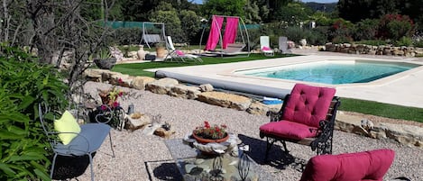 Een seizoensgebonden buitenzwembad, parasols voor strand/zwembad