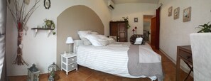 Romantic Room, Connecting Rooms (Colombe) | Premium bedding, individually decorated, individually furnished, desk - La Colombe (Tourrettes)