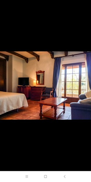 高级房 | 高档床上用品、客房内保险箱、办公桌、免费婴儿床