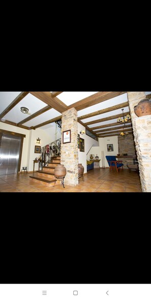 高级房 | 高档床上用品、客房内保险箱、办公桌、免费婴儿床