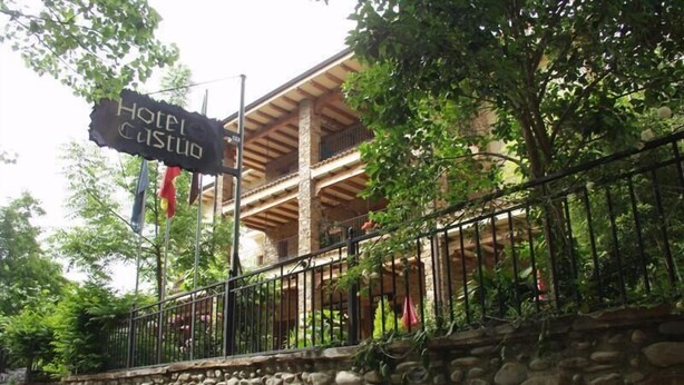 A stone wall with a sign reading "Hotel Casillero". - Hotel Rural Castúo (Pinofranqueado)