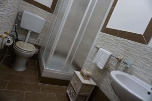 Deluxe Room, 1 Queen Bed with Sofa bed (2 Adults + 1 Child) | Bathroom | Shower, free toiletries, hair dryer, bidet - Florinda B&B (Naples)