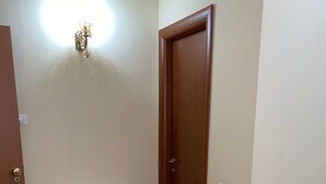 مكتب ومساحة عمل للكمبيوتر المحمول وستائر تعتيم وتجهيزات عازلة للصوت