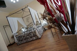 Standard Suite, 1 Queen Bed with Sofa bed | Desk, laptop workspace, blackout drapes, soundproofing - Florinda B&B (Naples)