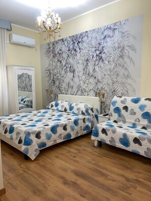 Deluxe-huone, 1 keskisuuri parisänky ja vuodesohva (2 Adults + 1 Child) | Työpöytä, kannettavalle tietokoneelle sopiva työtila, pimennysverhot