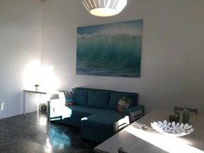Apartamento, 4 habitaciones, 2 baños | Zona de estar | Televisión de pantalla plana de 30 cm con canales digitales