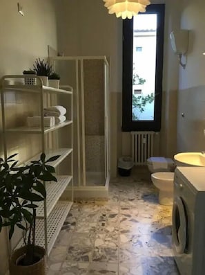 Apartment, 4 Schlafzimmer, 2 Bäder | Badezimmer | Kostenlose Toilettenartikel, Haartrockner, Bidet, Handtücher