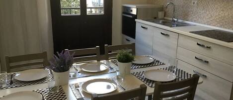 Appartement, 4 slaapkamers, 2 badkamers | Privékeuken | Een koelkast met diepvriezer, een microgolfoven, een oven, een kookplaat