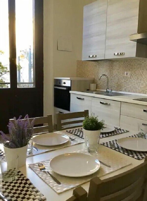 Apartment, 4 Schlafzimmer, 2 Bäder | Eigene Küche | Großer Kühlschrank, Mikrowelle, Ofen, Herdplatte