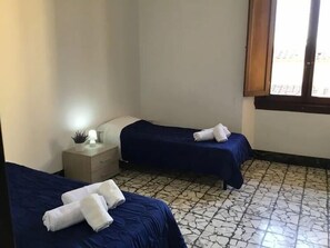 Apartment, 4 Schlafzimmer, 2 Bäder | 4 Schlafzimmer, Schreibtisch, Bügeleisen/Bügelbrett, Babybetten