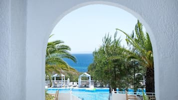 Seasonal outdoor pool, pool umbrellas, sun loungers