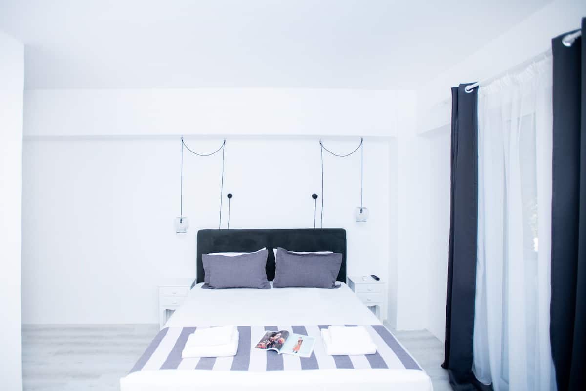 Suite junior | Caja de seguridad en la habitación y decoración personalizada