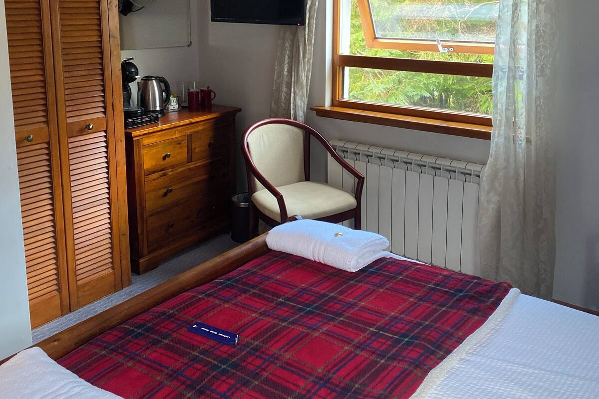 Tweepersoonskamer, uitzicht op tuin (The Ullapool) | Individueel gedecoreerd, individueel gemeubileerd