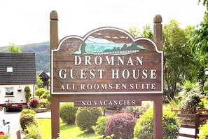 Front of property – evening/night - Lochview Guest House (Ullapool)