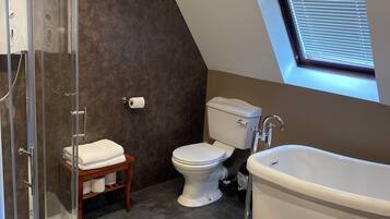 Tweepersoonskamer (The Lochview Double Suite) | Badkamer | Gratis toiletartikelen, een haardroger, badjassen, handdoeken
