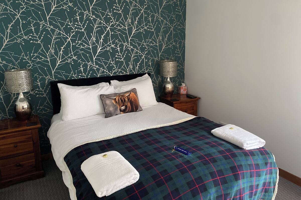 Tweepersoonskamer, uitzicht op tuin (Little Loch Broom (SGarden View)) | Individueel gedecoreerd, individueel gemeubileerd