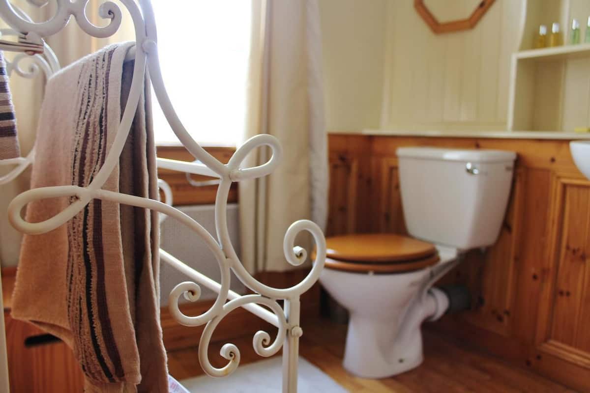 Kamar Elite | Meja kerja, Wi-Fi gratis, dan seprai linen