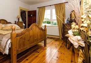 Deluxe Double Room, 1 Queen Bed, Non Smoking | Free WiFi, bed sheets