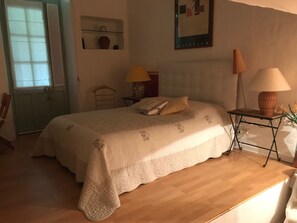 Minibar, Bügeleisen/Bügelbrett, kostenloses WLAN, Bettwäsche