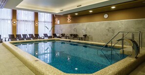 Inomhuspool med öppettider 09.30 till 22.30, och solstolar