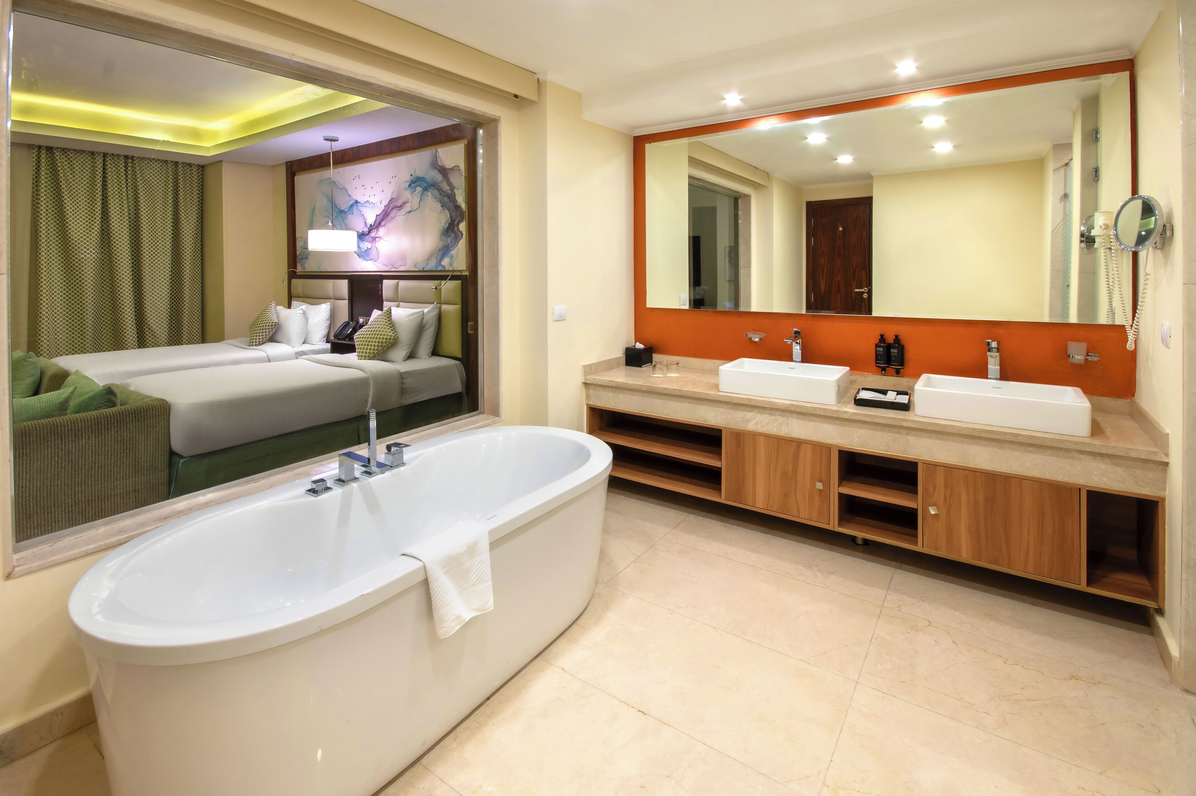Grand Room, 2 Twin Beds, City View (Deluxe) | Bathroom | Separate tub and shower, rainfall showerhead, free toiletries