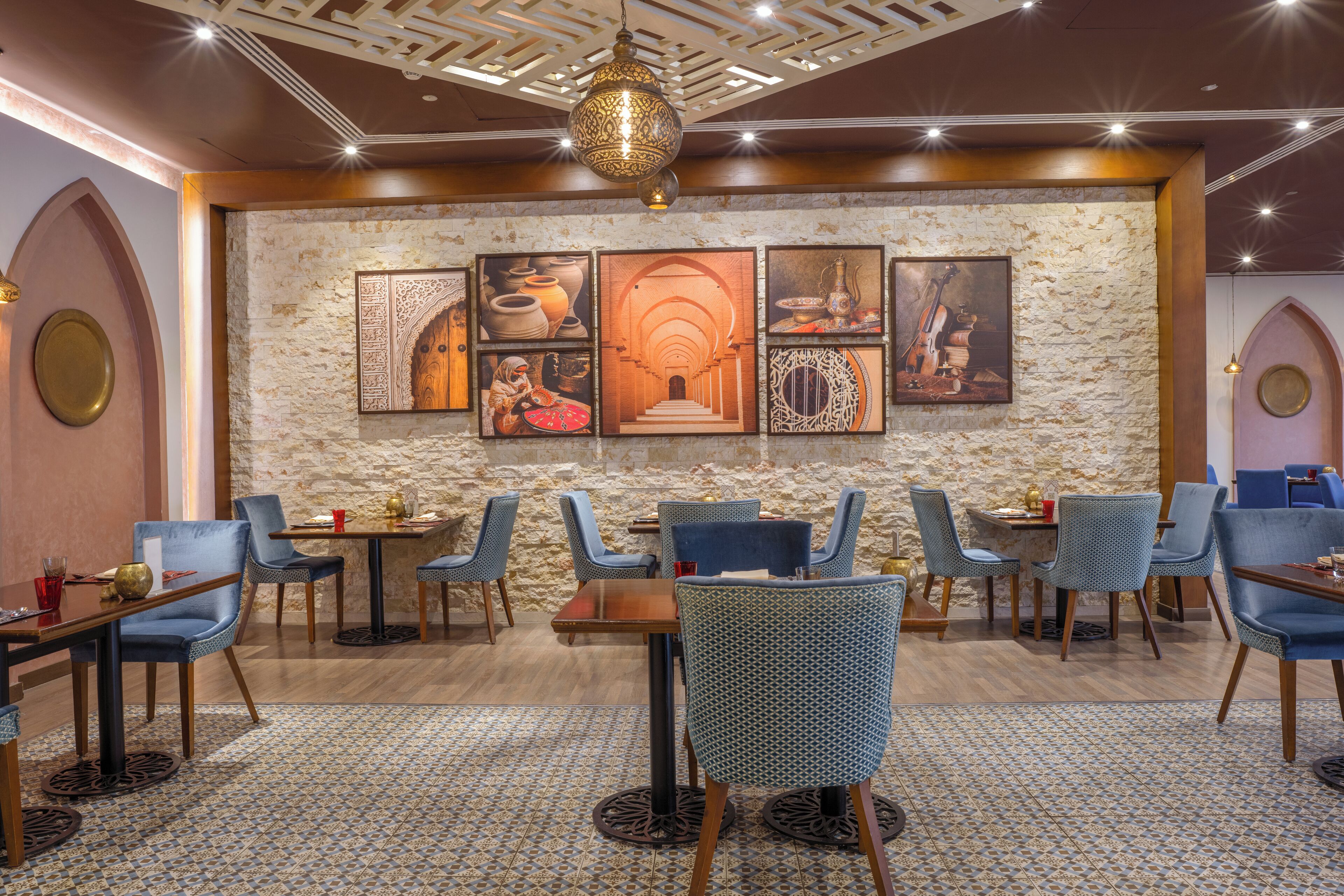 5 restaurants; breakfast, lunch, dinner, and brunch served
