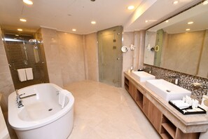 Suíte júnior, 1 cama King | Banheiro | Banheira e chuveiro separados, chuveiro com efeito de chuva
