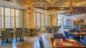 5 か  所のレストラン : 朝食、ランチ、ディナー、ブランチに営業