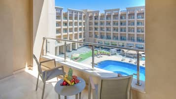 Chambre Majestueuse avec lits jumeaux, vue piscine (Deluxe) | Vue depuis le balcon
