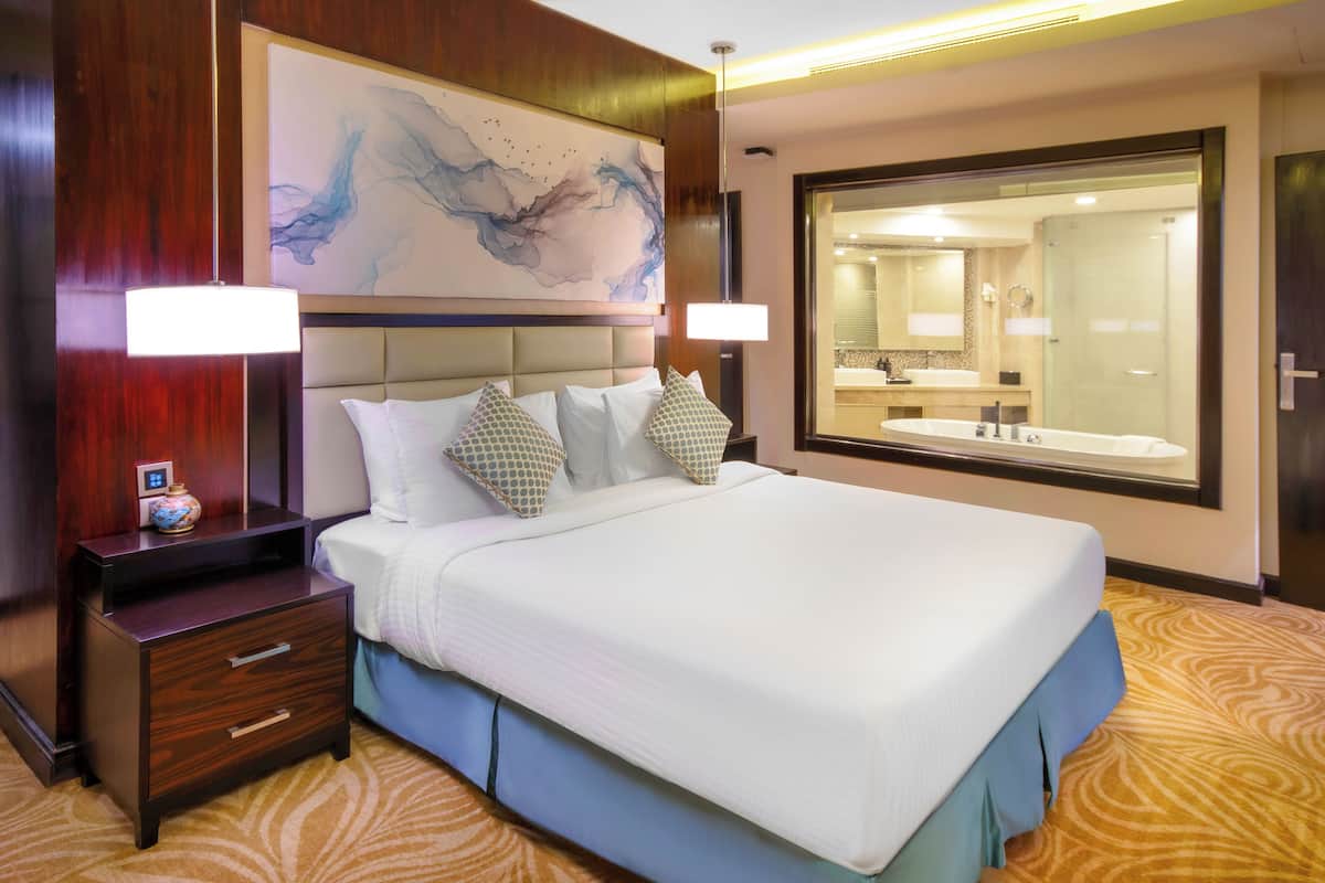 Junior Suite, 1 King Bed | Minibar, in-room safe, blackout curtains, iron/ironing board
