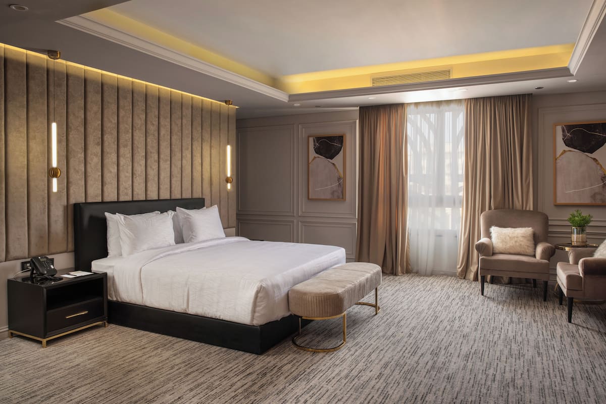 Family Suite | Minibar, in-room safe, blackout curtains, iron/ironing board