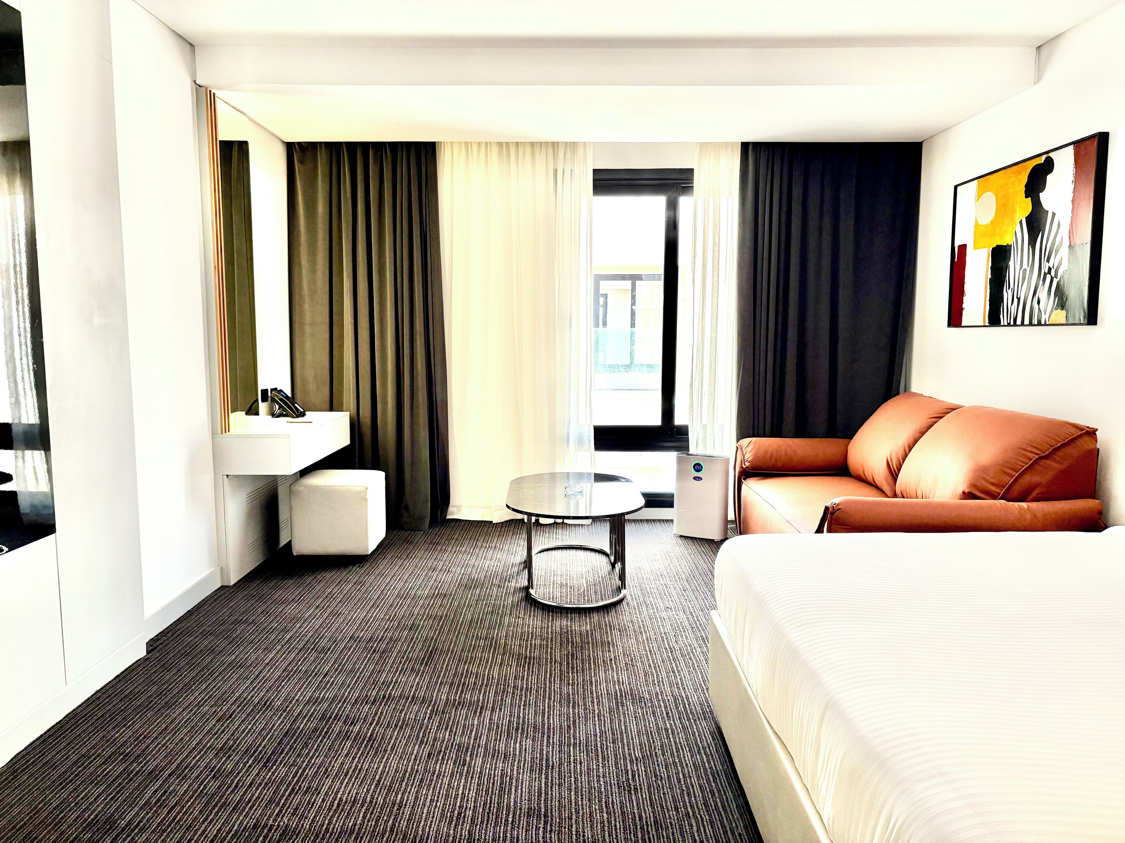 Minibar, caja de seguridad en la habitación y cortinas blackout 