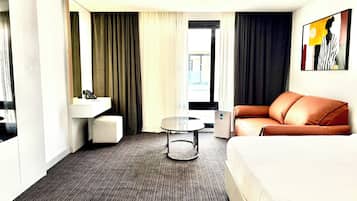 Habitación Grand, 1 cama de matrimonio grande, vistas a la ciudad (Deluxe  Smart) | Minibar, caja fuerte, cortinas opacas y tabla de planchar con plancha