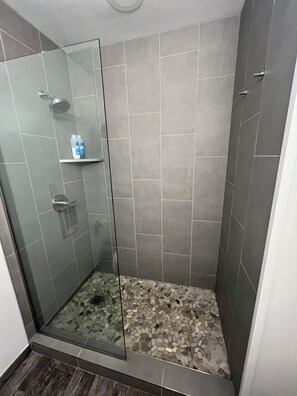 Combined shower/tub, hair dryer, towels, soap - Walk to Everything in Ouray, ideal location! Air conditioner! (Ouray)