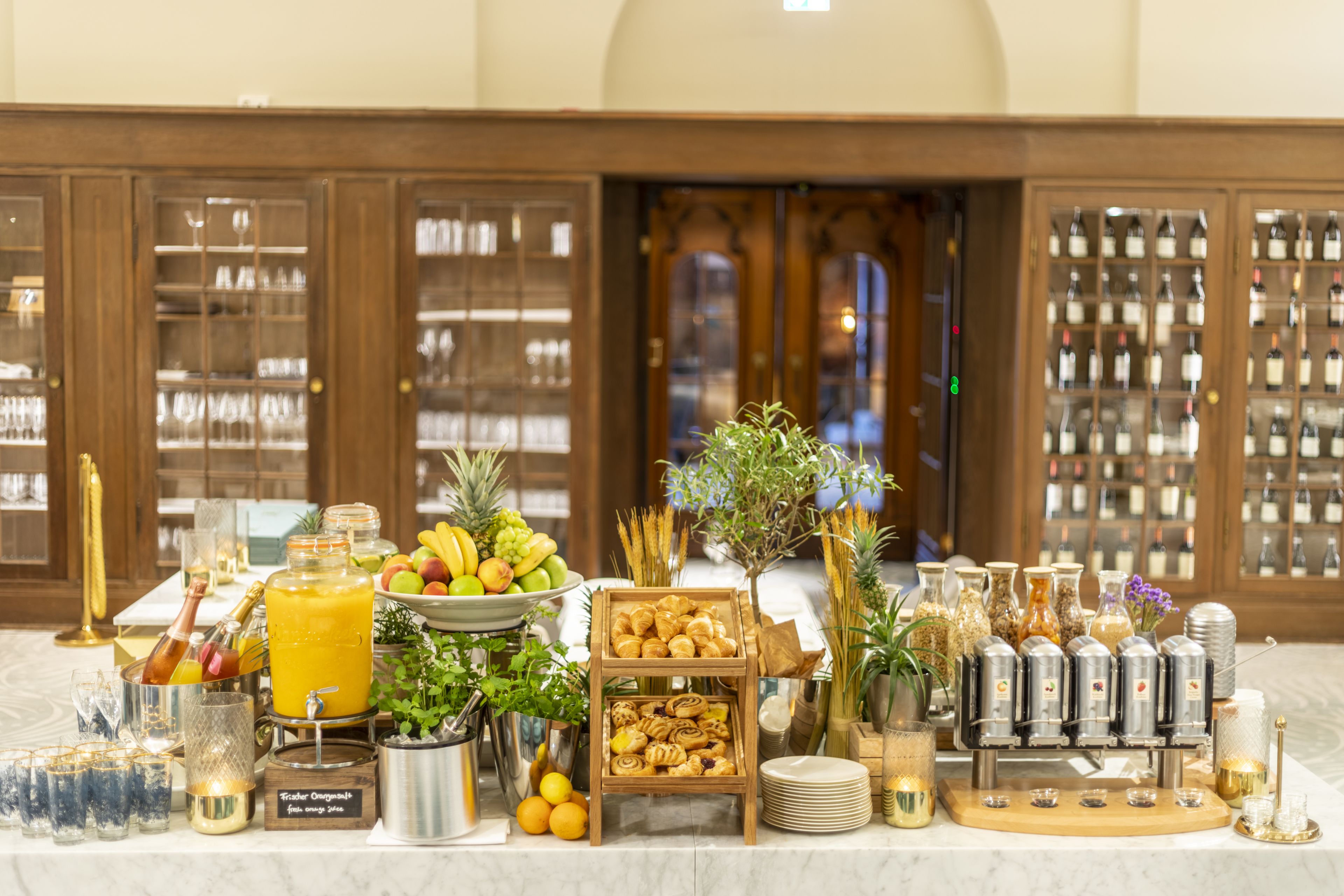 Se ofrece un desayuno bufé todos los días (32 EUR por persona)