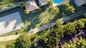 An aerial view of a residential area with houses, a swimming pool, and lush greenery. - Linda casa a 150 mts da Praia Ferradura (Búzios)