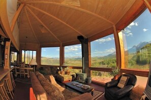 Smart TV, caminetto, lettore DVD, libri