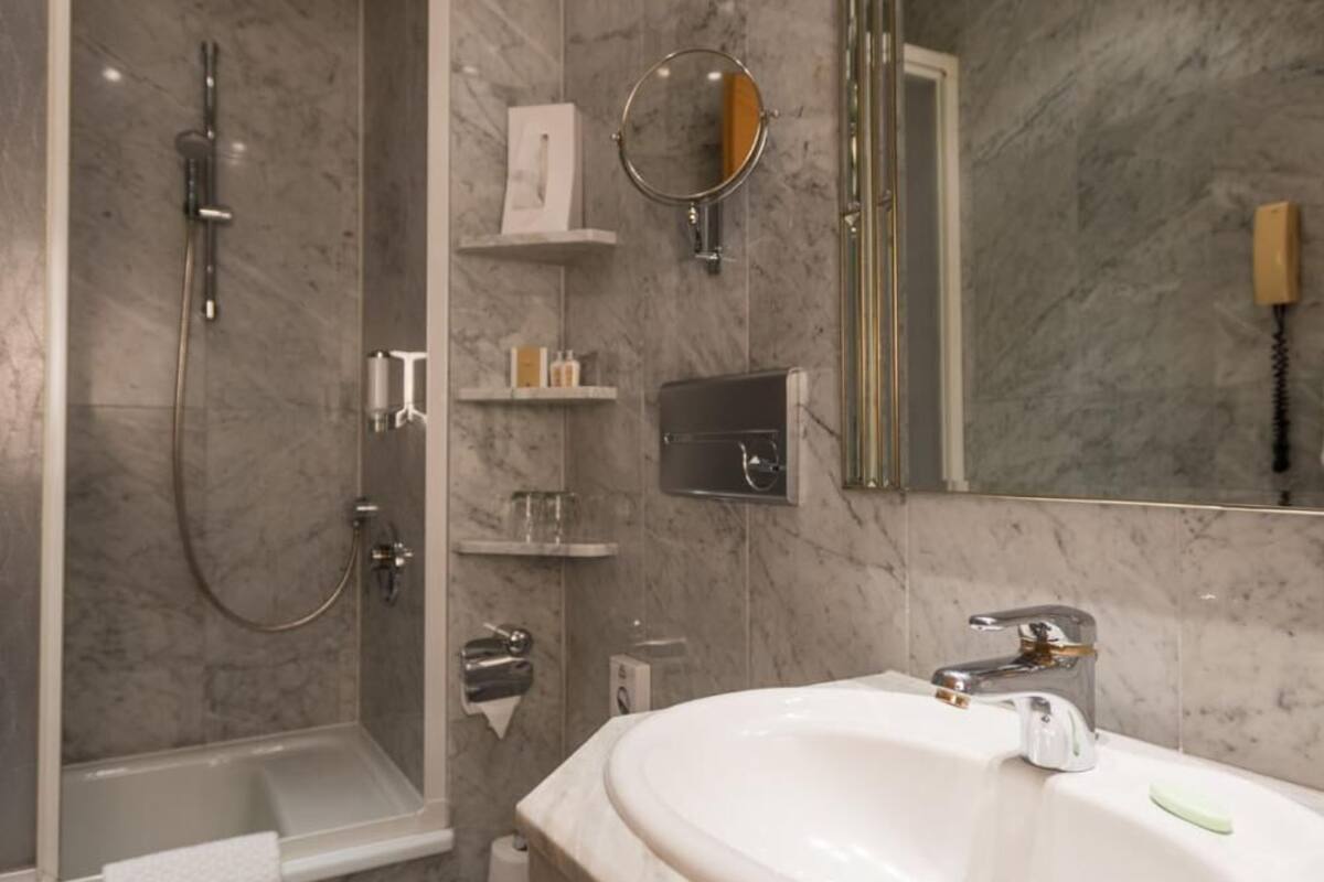 deluxe double room | bathroom | shower, hair dryer, bathrobes, slippers