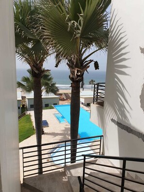 Piscine extérieure, chaises longues