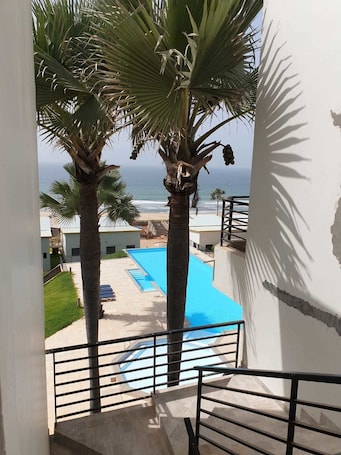 Una piscina al aire libre, sillones reclinables de piscina